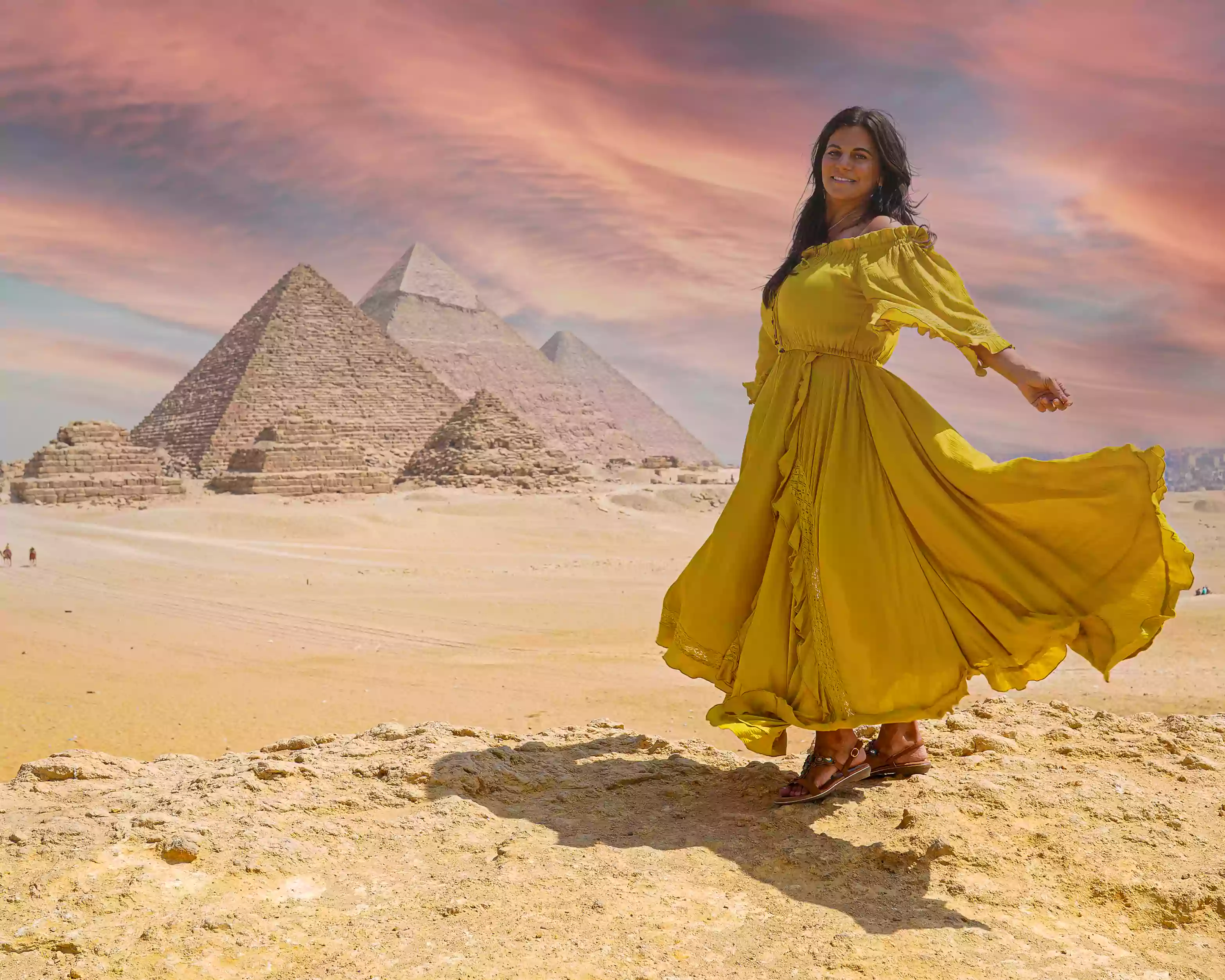 Solo traveller enjoy her da with iEgypt team and wearing a Yellow Dress