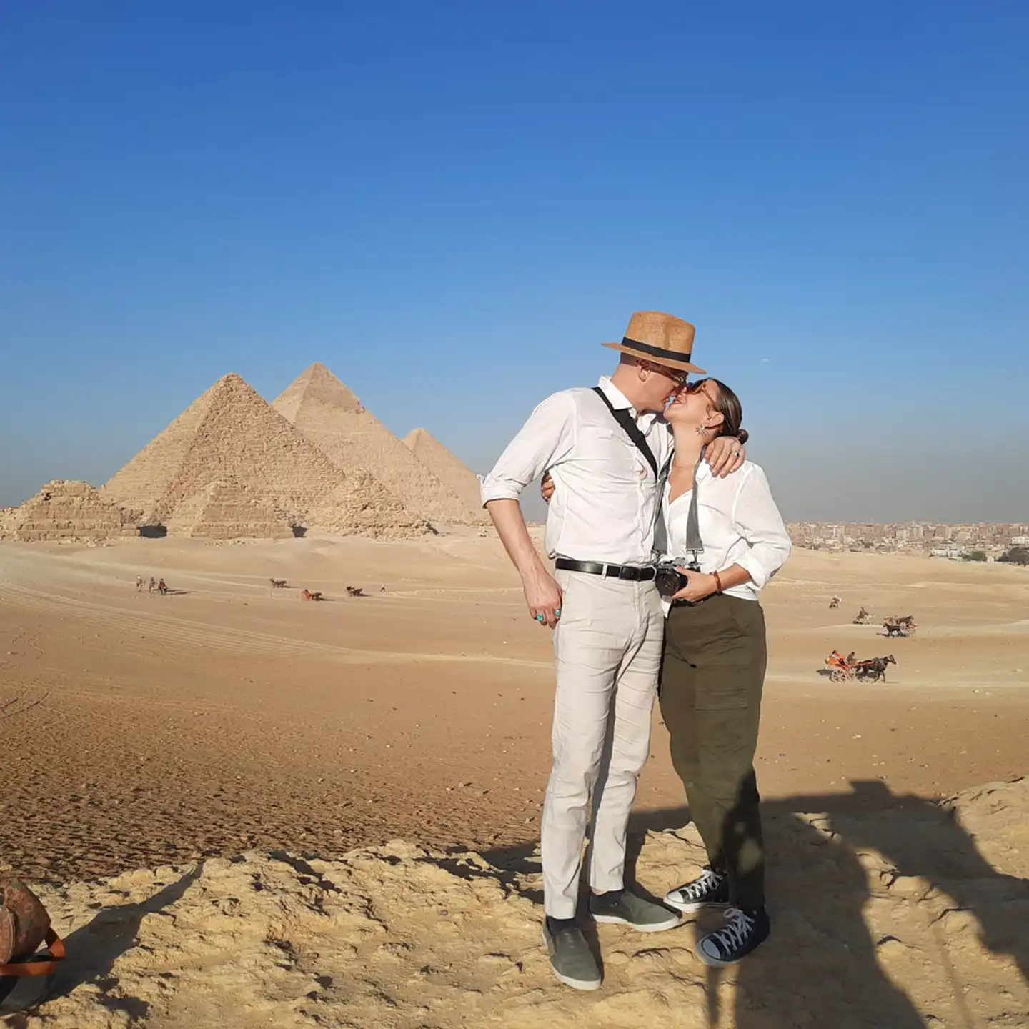 Couple kissing at the pyramids