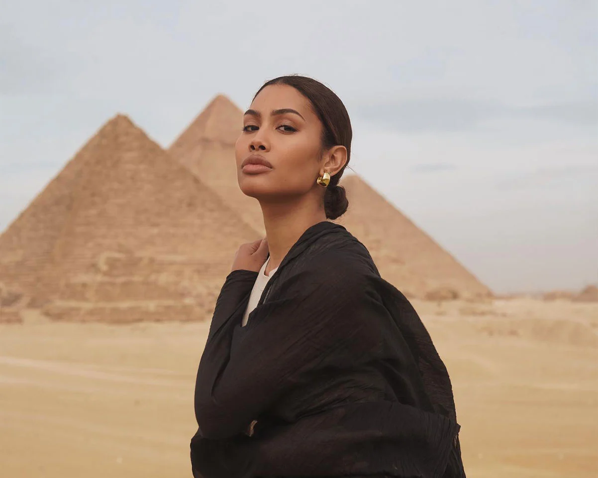 Leyna Bloom in the pyramids at winter with iEgypt travels