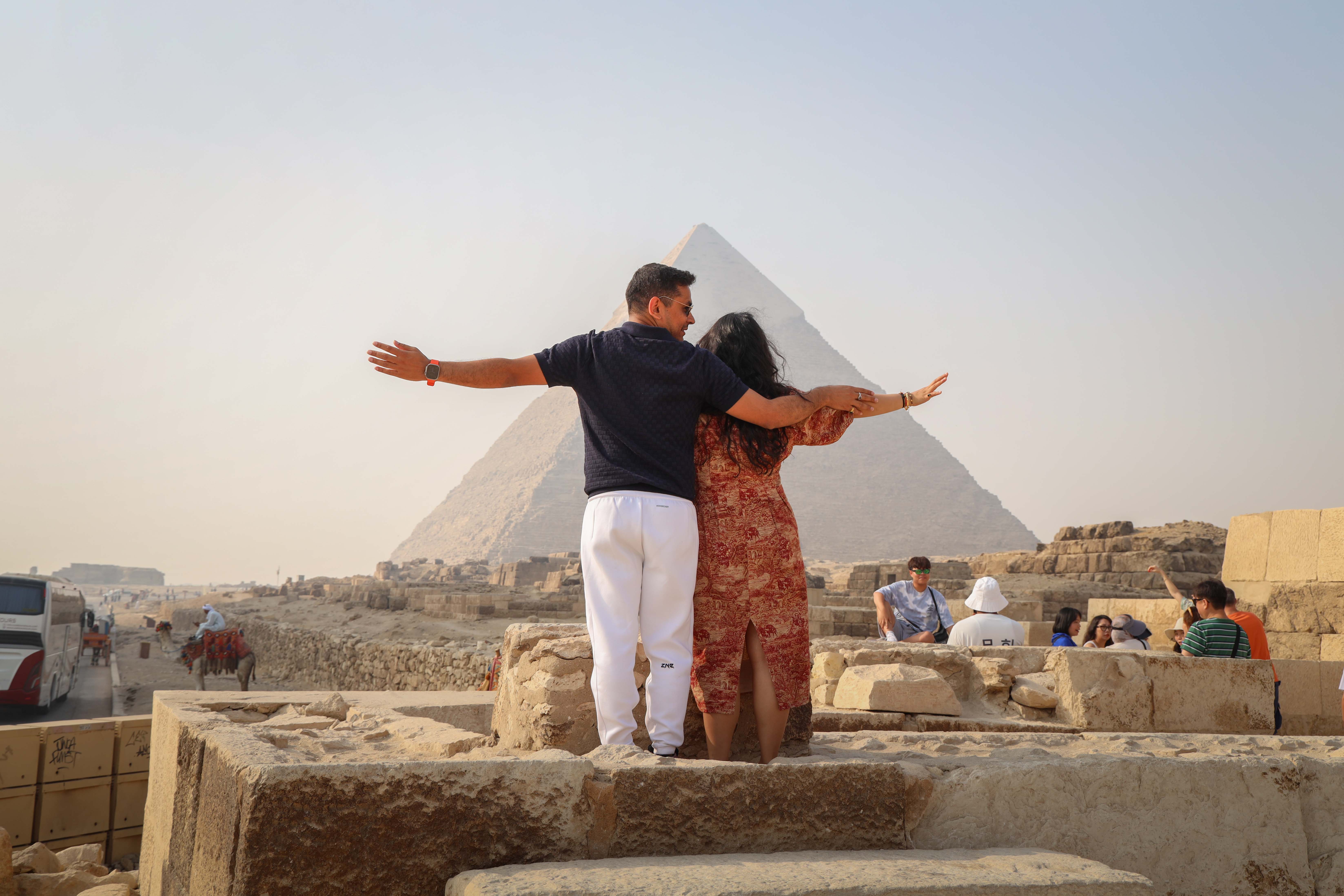 2 tourists visiting the pyramids with i Egypt Travels