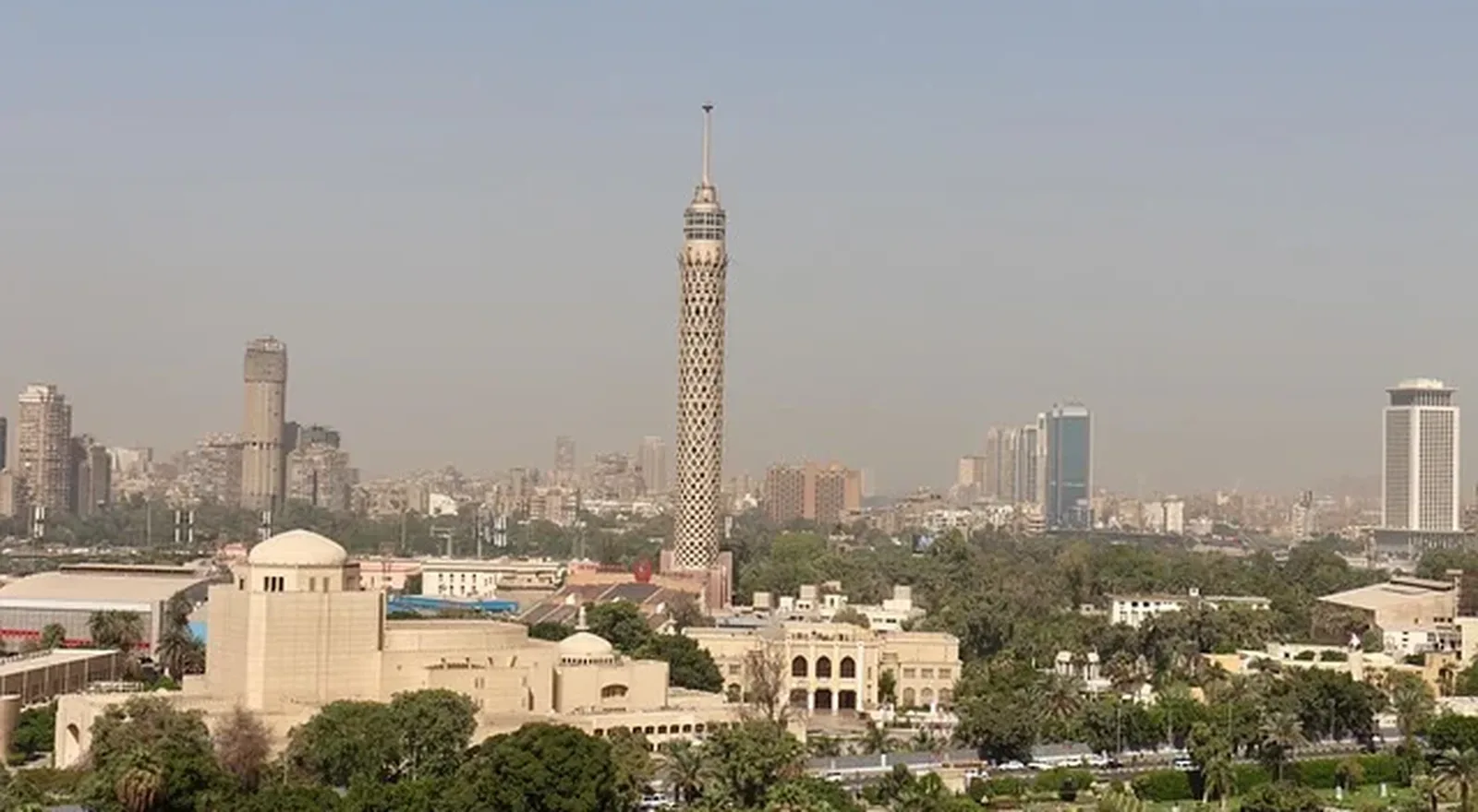 Vista de El Cairo con la Torre de El Cairo entre los edificios y los jardines junto al Nilo