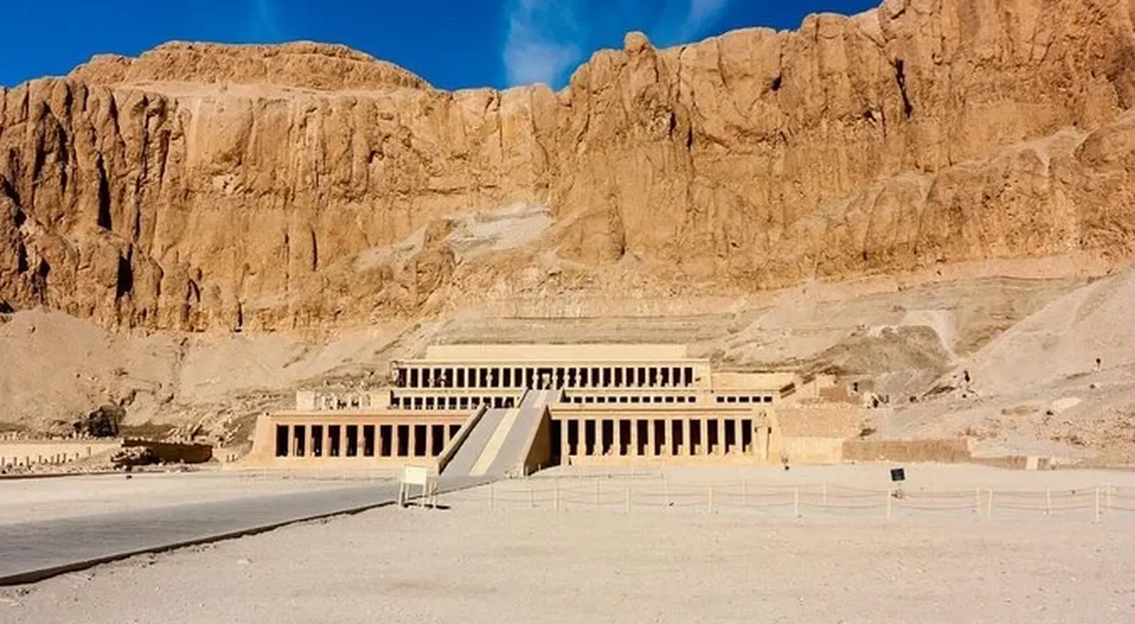 El templo de Hatshepsut en Deir el-Bahari, con sus terrazas al pie de los acantilados de la orilla oeste de Luxor