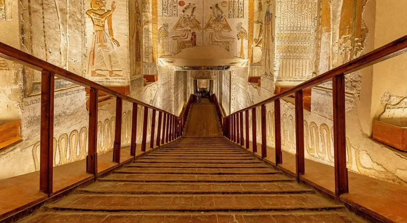 Pasarela de madera que baja por el corredor decorado de una tumba del Valle de los Reyes