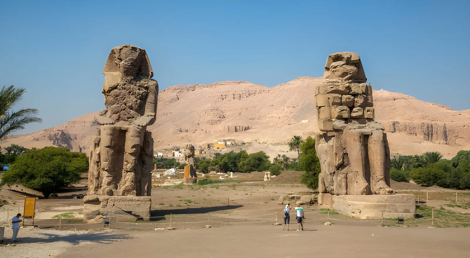 Los dos Colosos de Memnón en la orilla oeste de Luxor, con las montañas tebanas al fondo