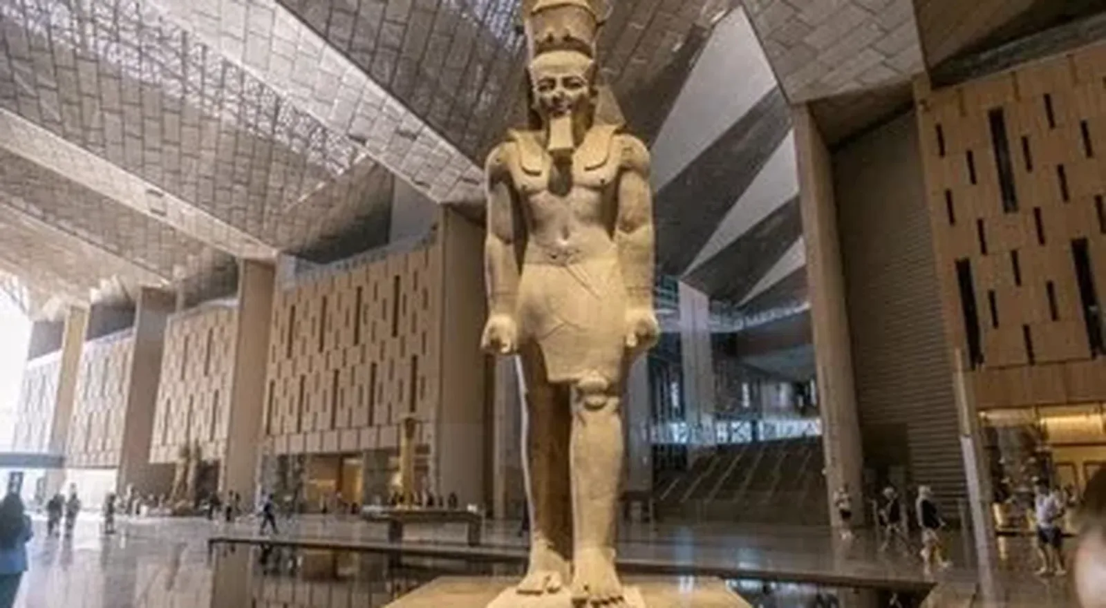 Estatua colosal de Ramsés II en el gran vestíbulo del Gran Museo Egipcio