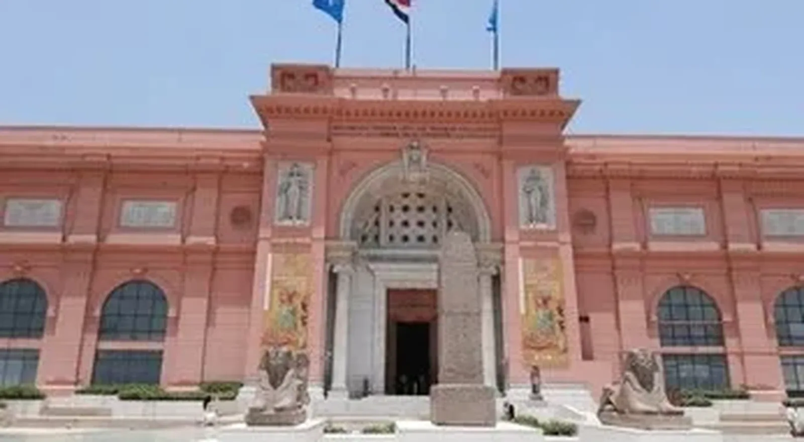 Fachada rosa del Museo Egipcio de El Cairo, en la plaza Tahrir