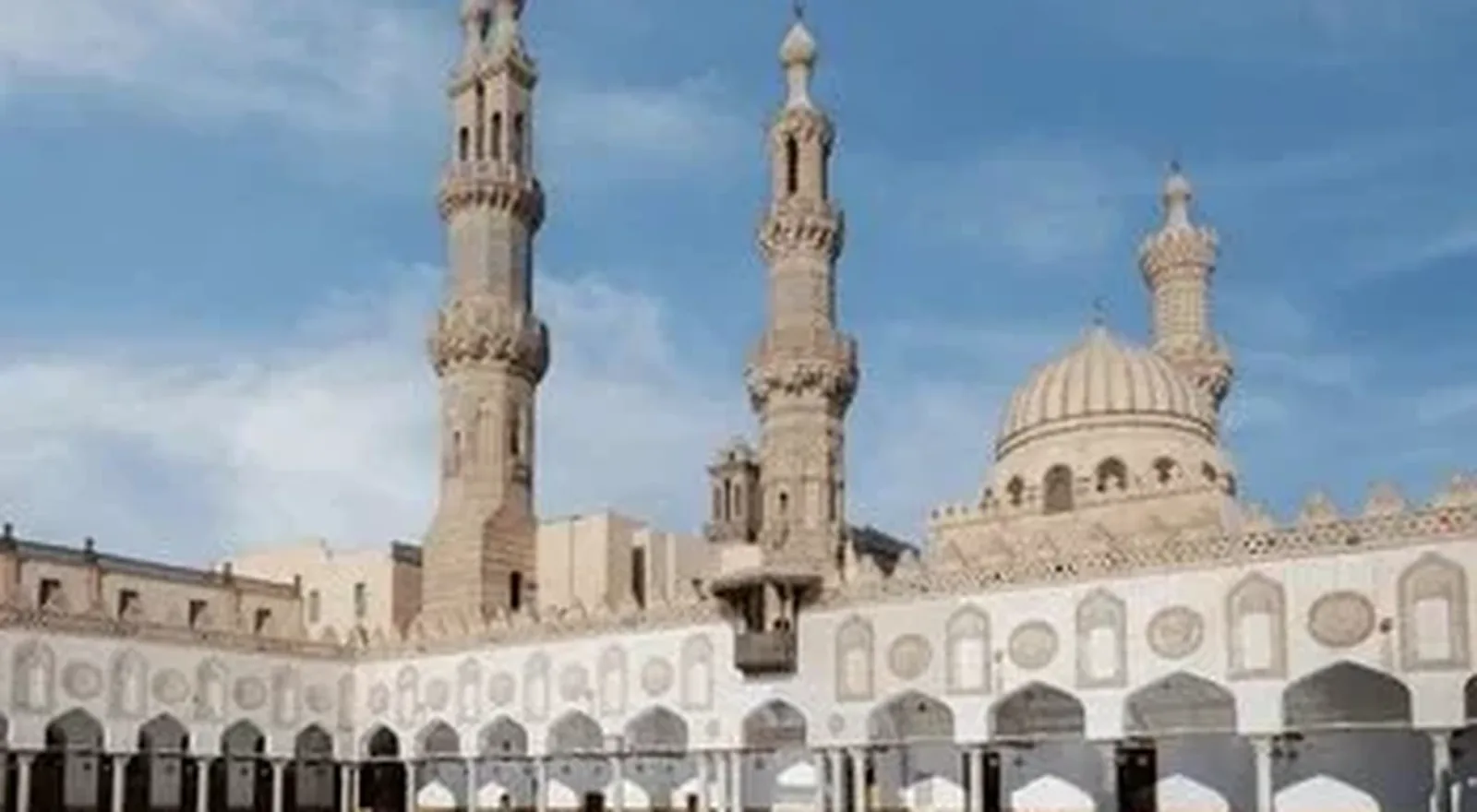 Los minaretes y el patio de la mezquita de Al-Azhar, en El Cairo