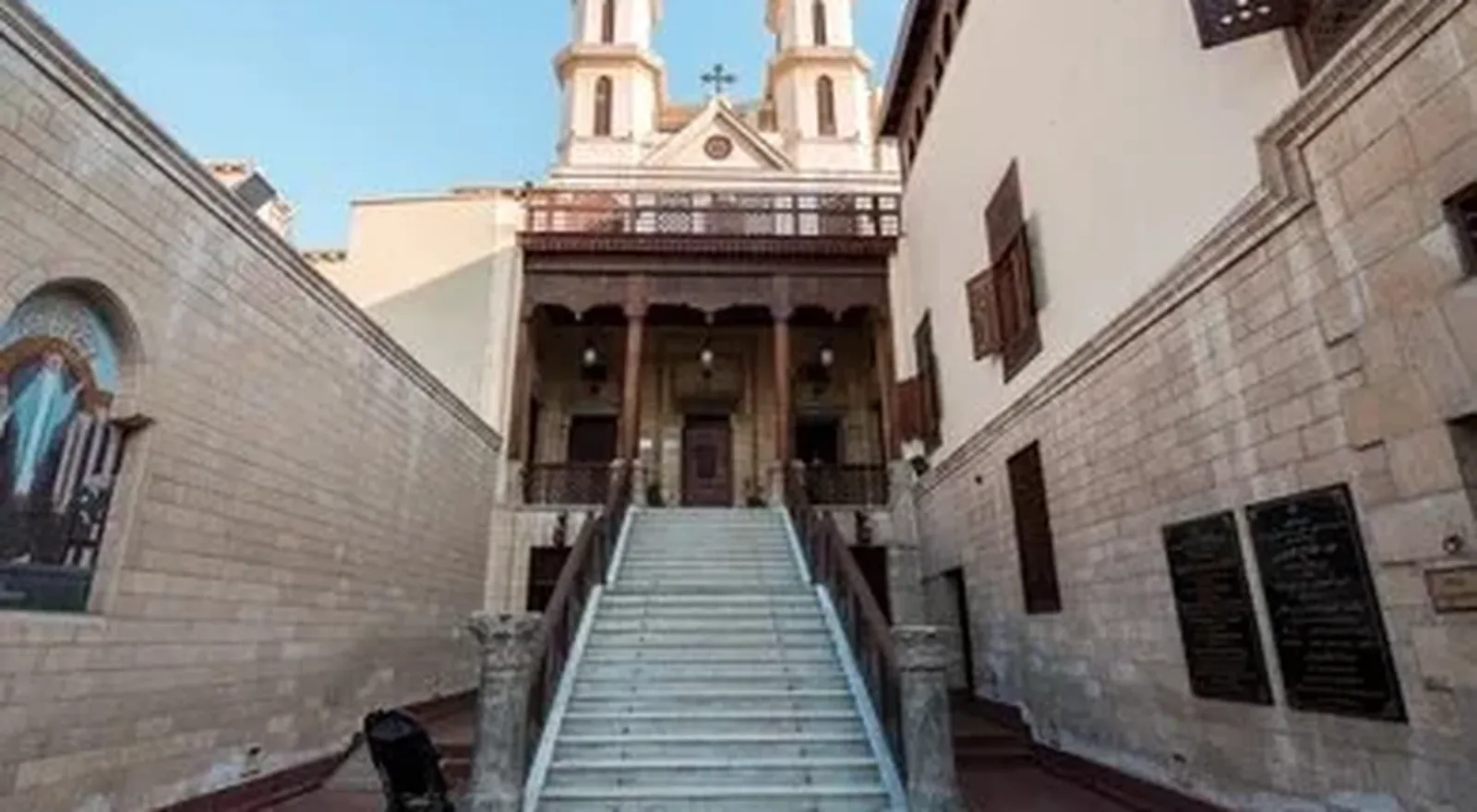 Escalinata de entrada de la Iglesia Colgante, en el Cairo copto