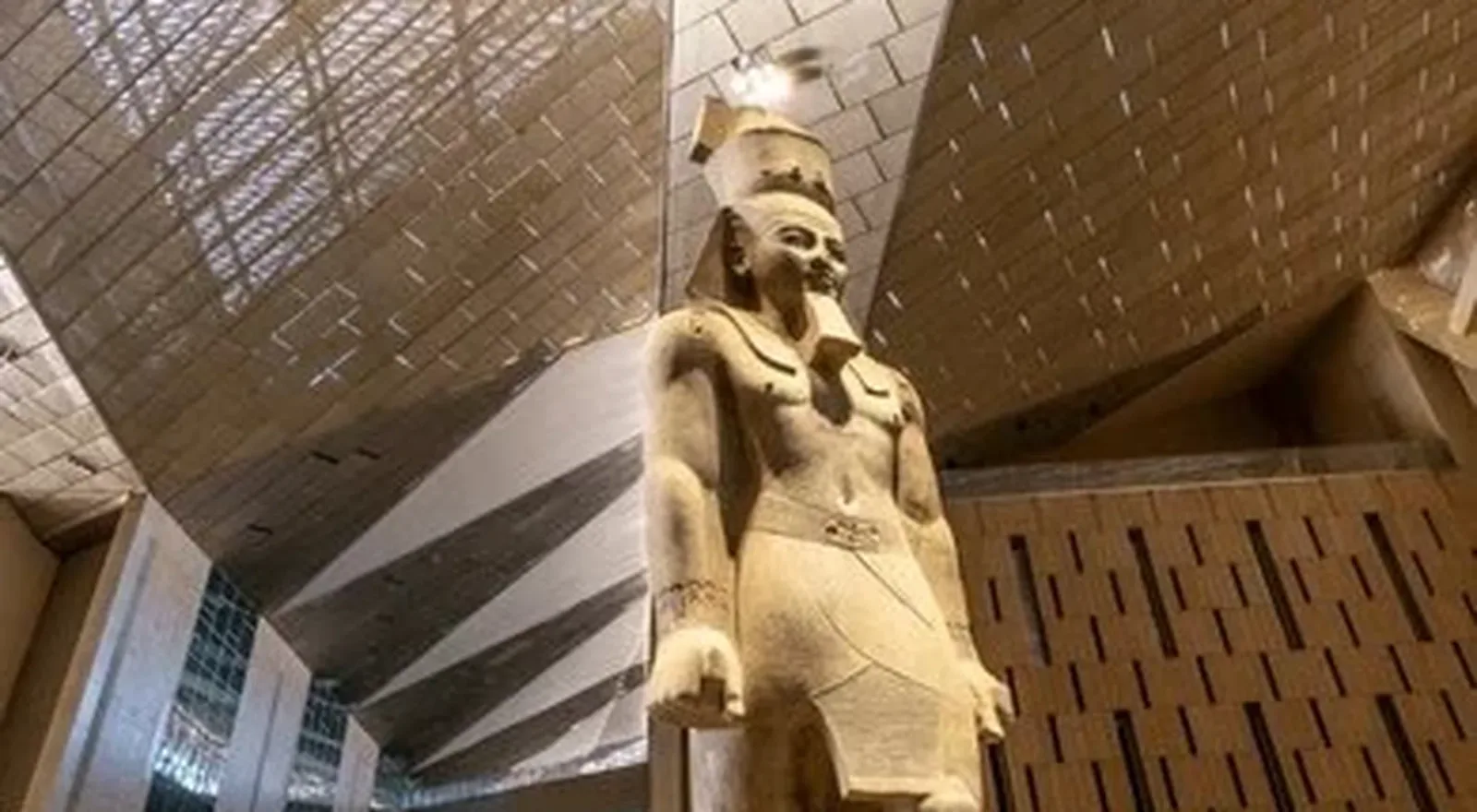 La estatua colosal de Ramsés II hallada en Menfis, expuesta hoy en el Gran Museo Egipcio