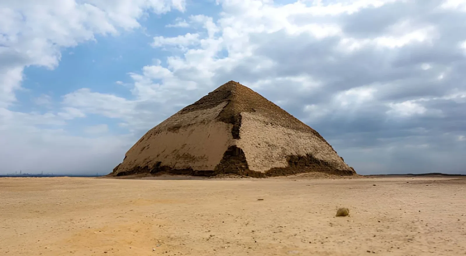 La pirámide Acodada de Dahshur en medio del desierto