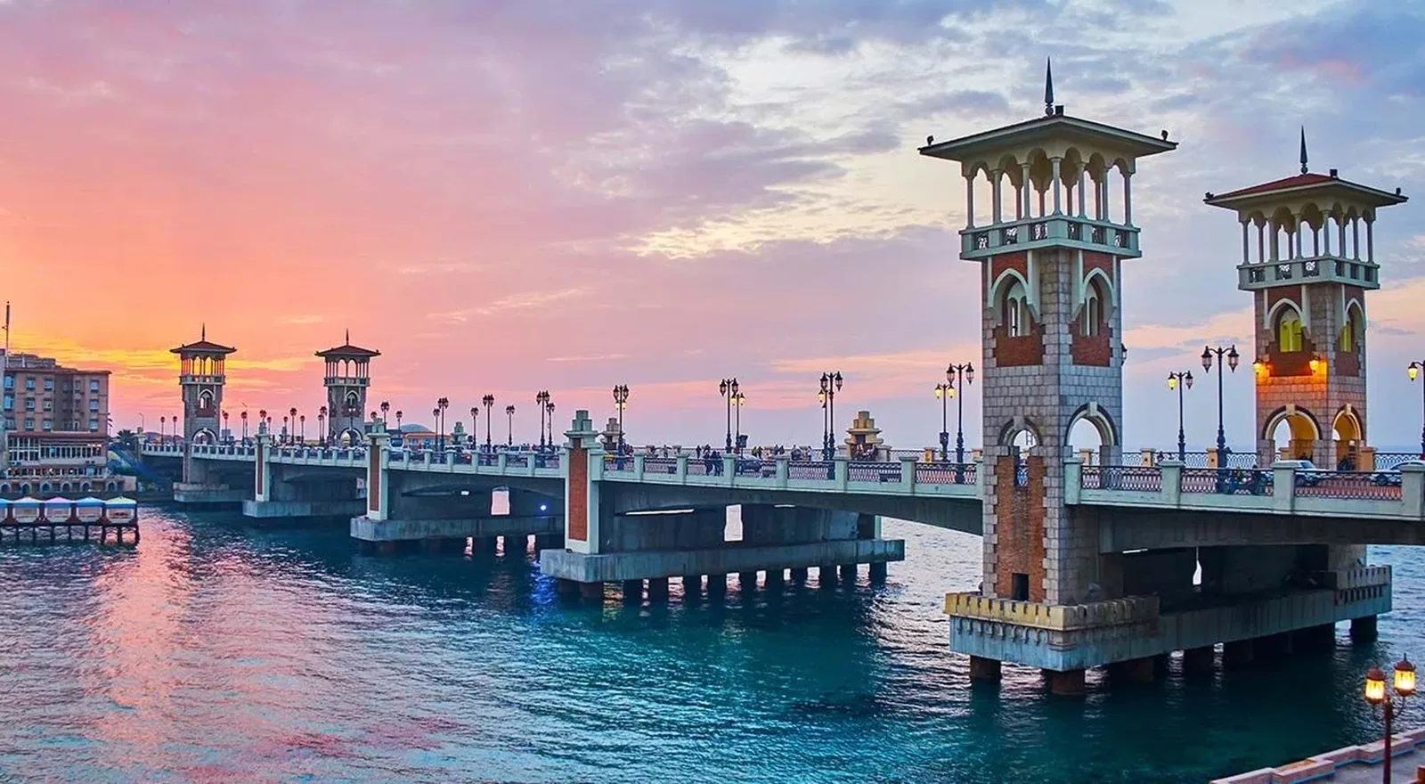 El puente Stanley de Alejandría al atardecer, junto al Mediterráneo