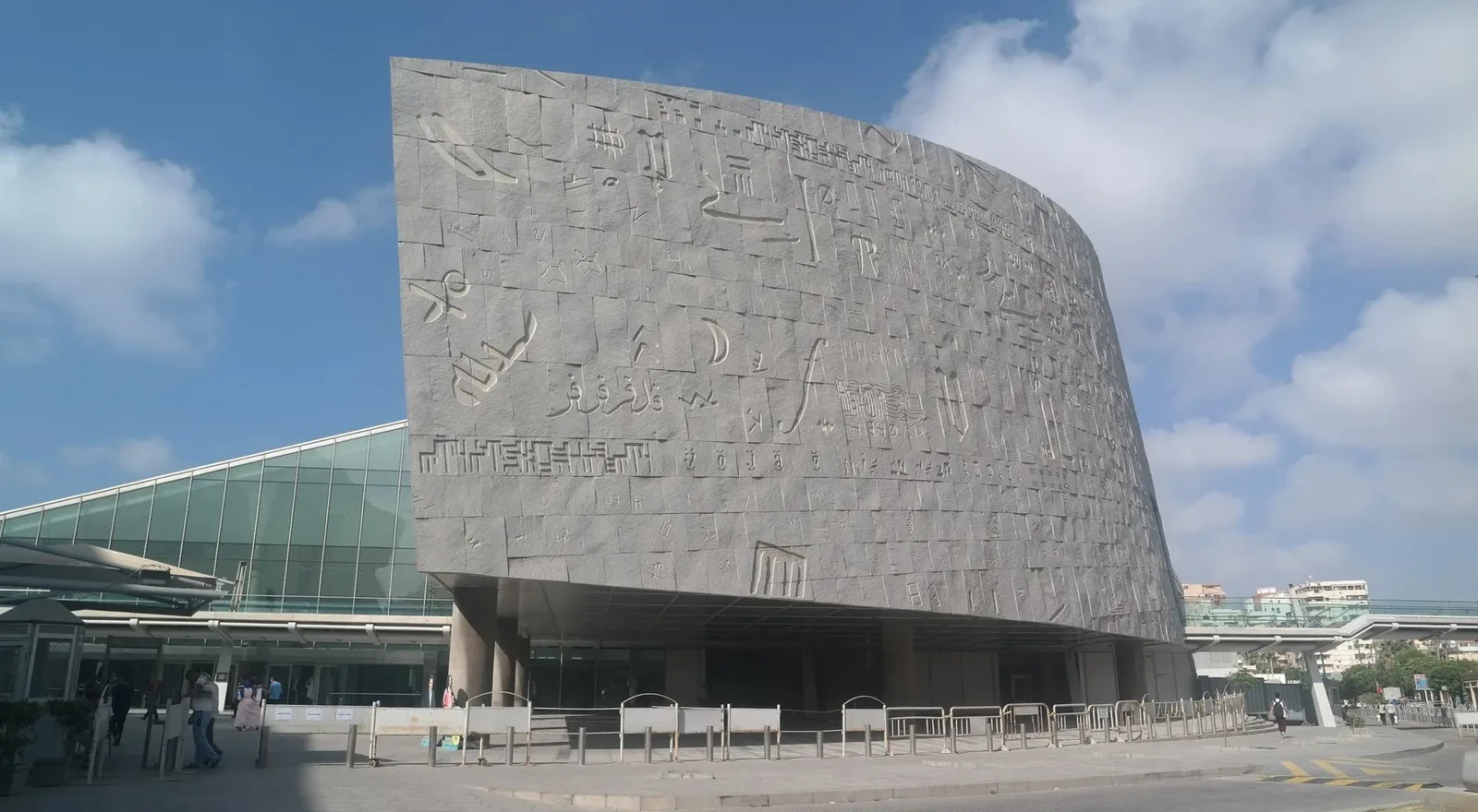 El edificio inclinado de la Biblioteca de Alejandría, con su muro de granito grabado