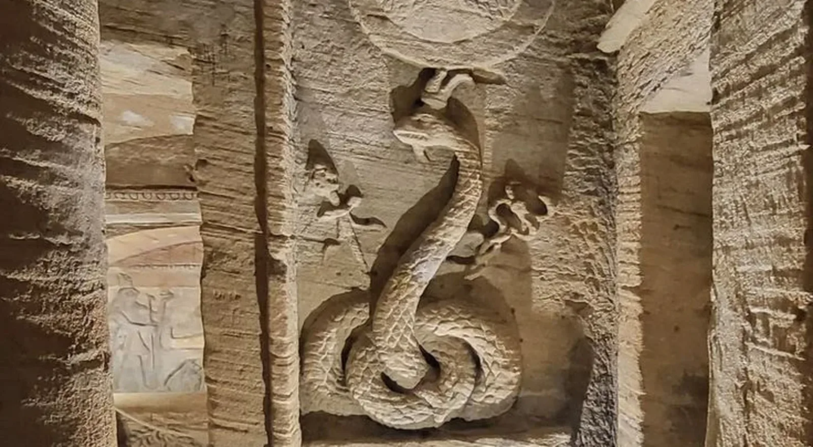 Relieve de una serpiente en las catacumbas de Kom el-Shoqafa, en Alejandría