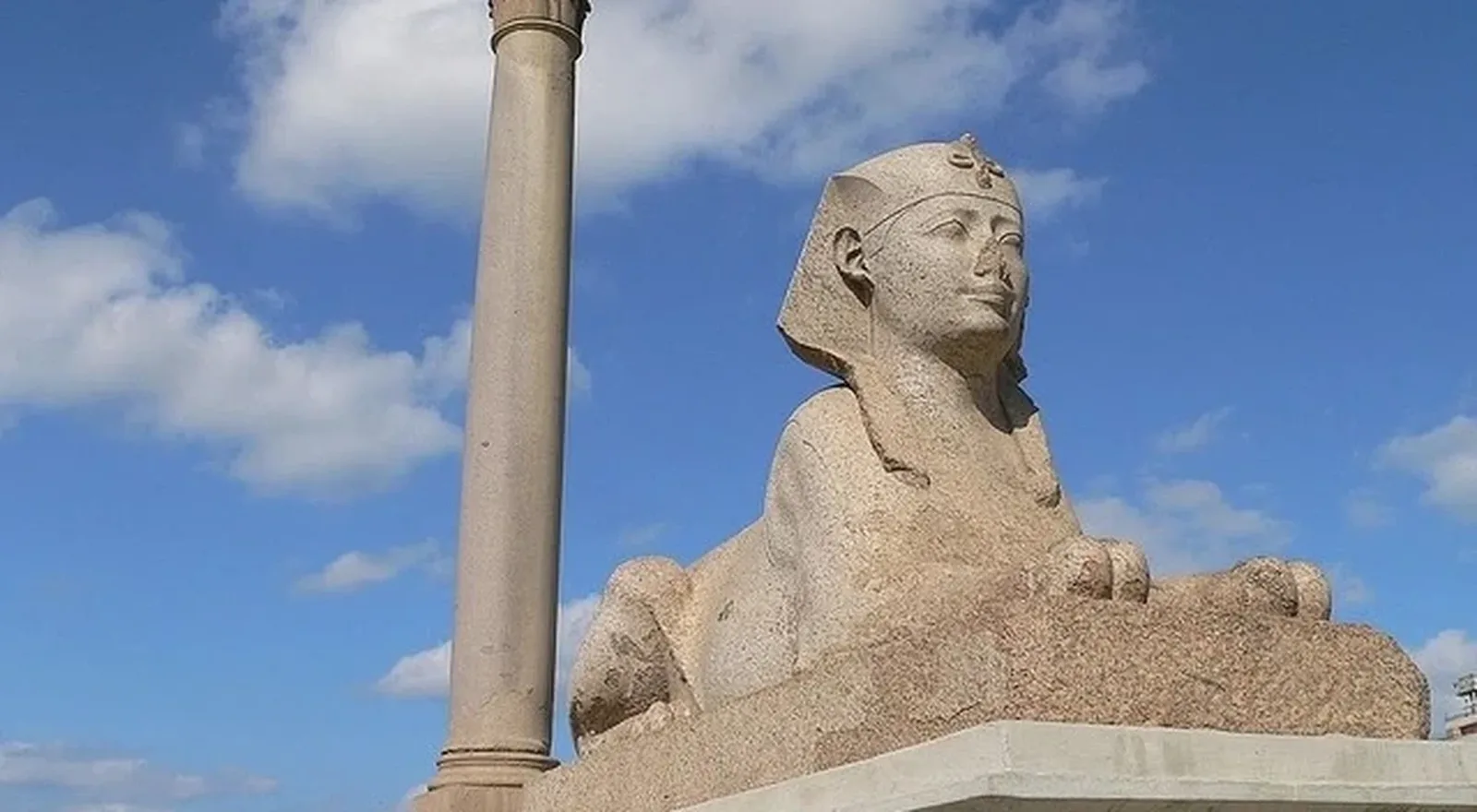 La columna de Pompeyo y una esfinge en el recinto del Serapeo de Alejandría