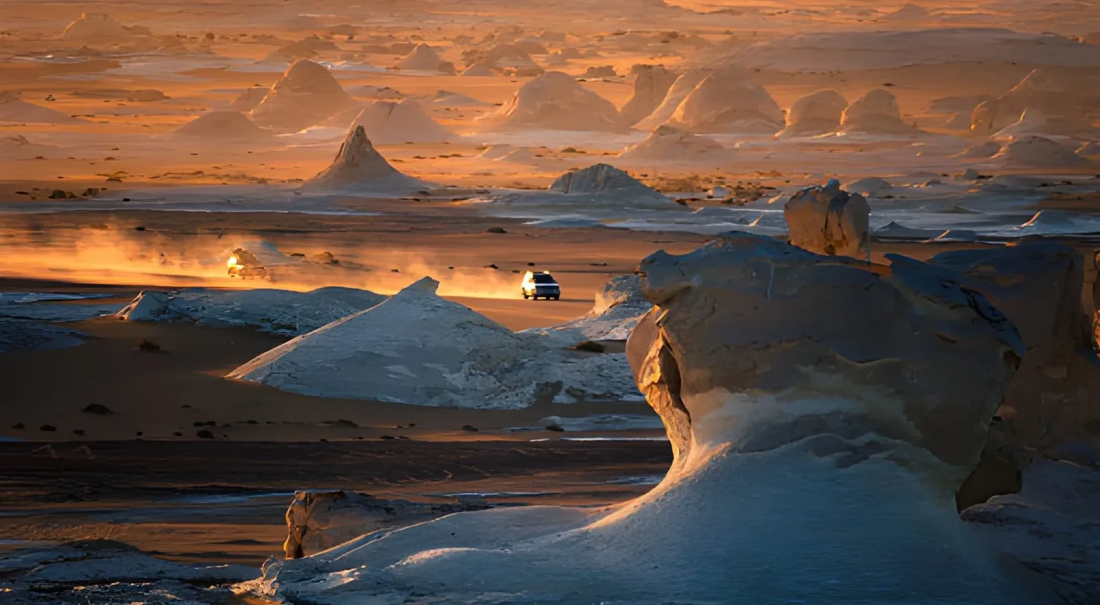 Formaciones de roca caliza blanca en el Desierto Blanco al atardecer