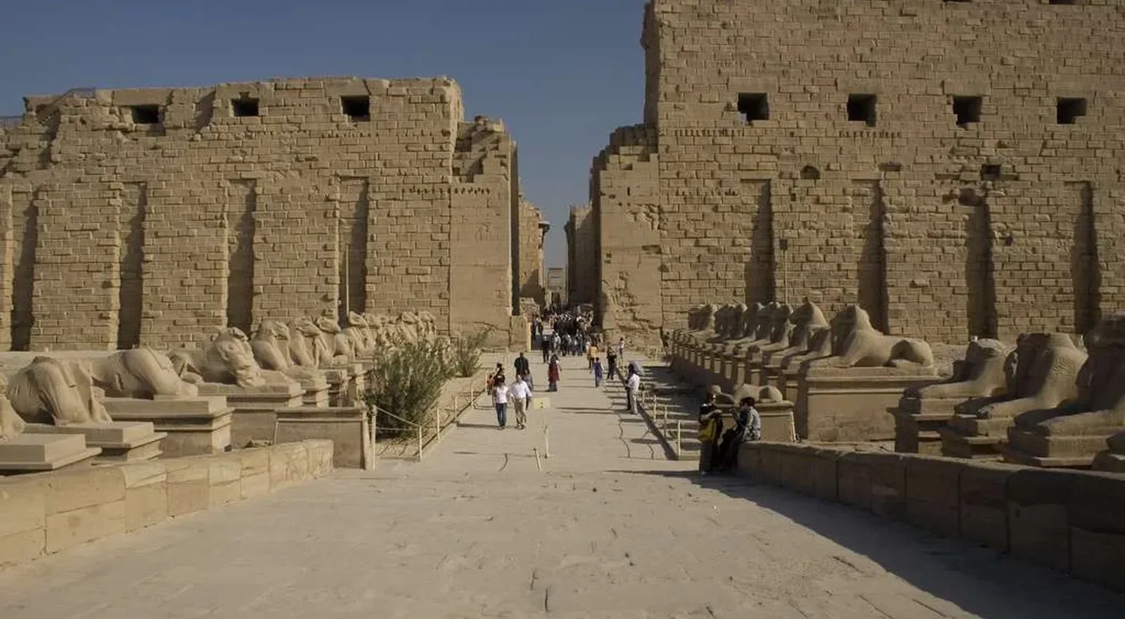 Esfinges con cabeza de carnero delante del primer pilono de Karnak, al inicio de la avenida de las Esfinges
