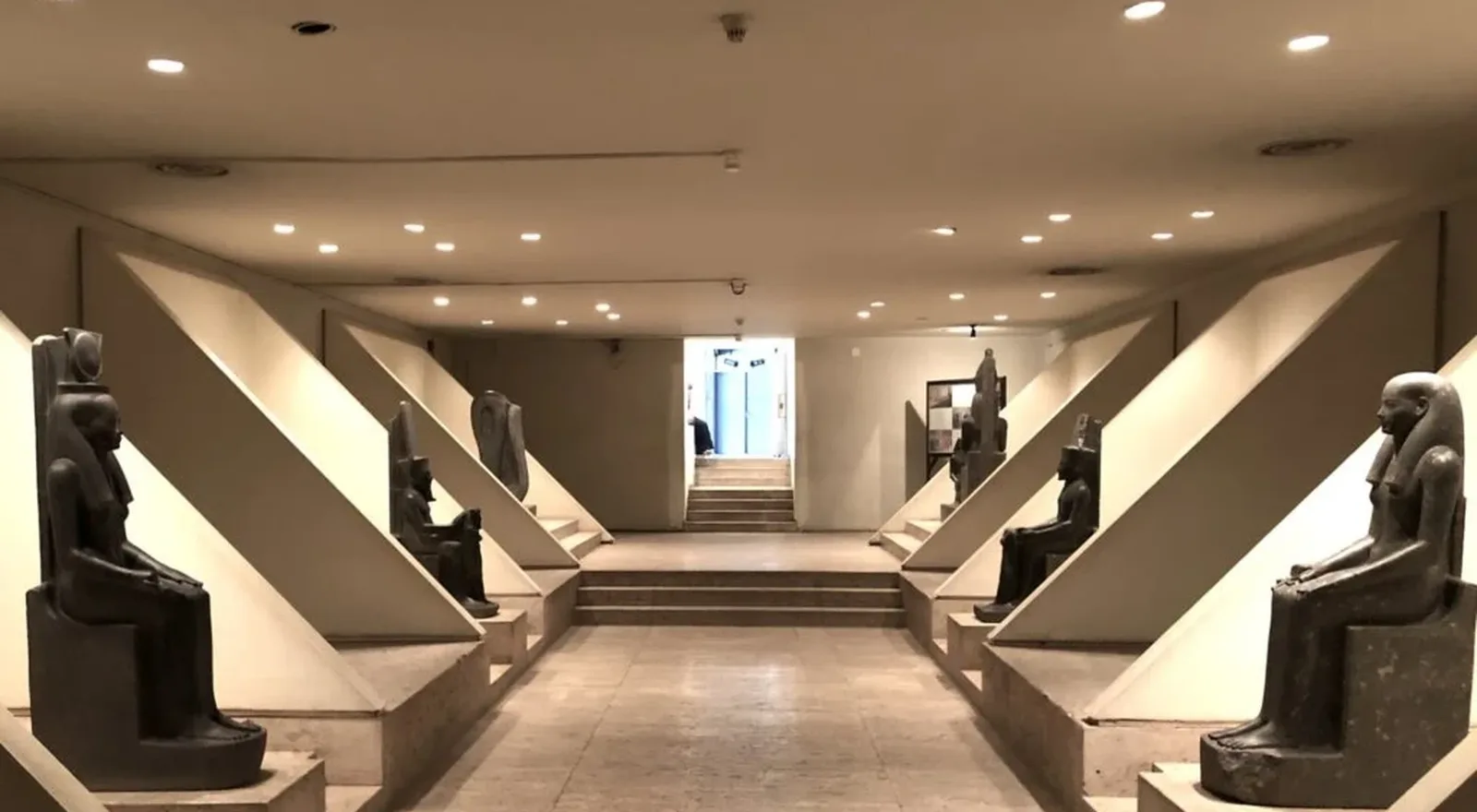 Sala del Museo de Luxor con estatuas bajo una iluminación tenue