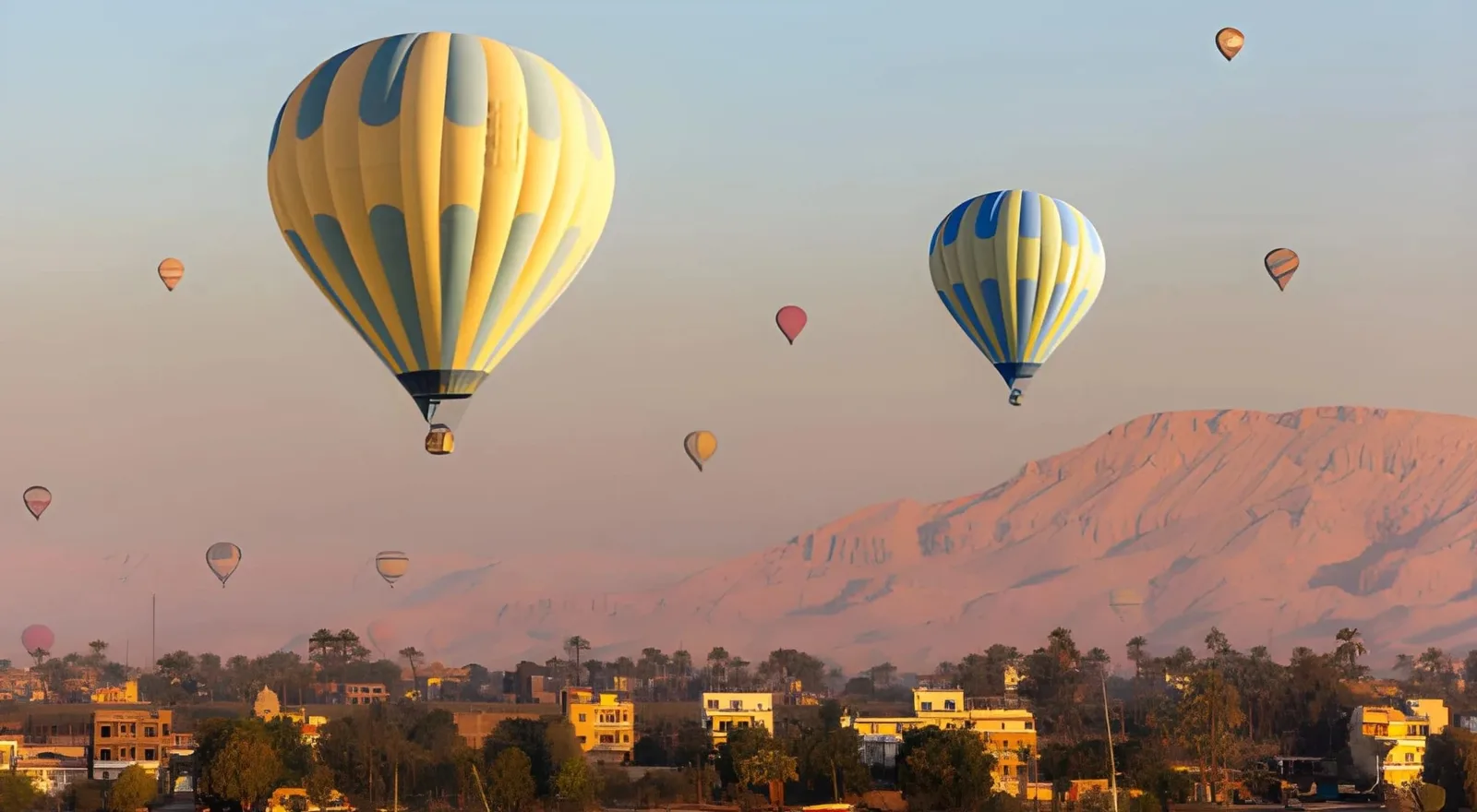 Globos aerostáticos sobre la orilla oeste de Luxor al amanecer
