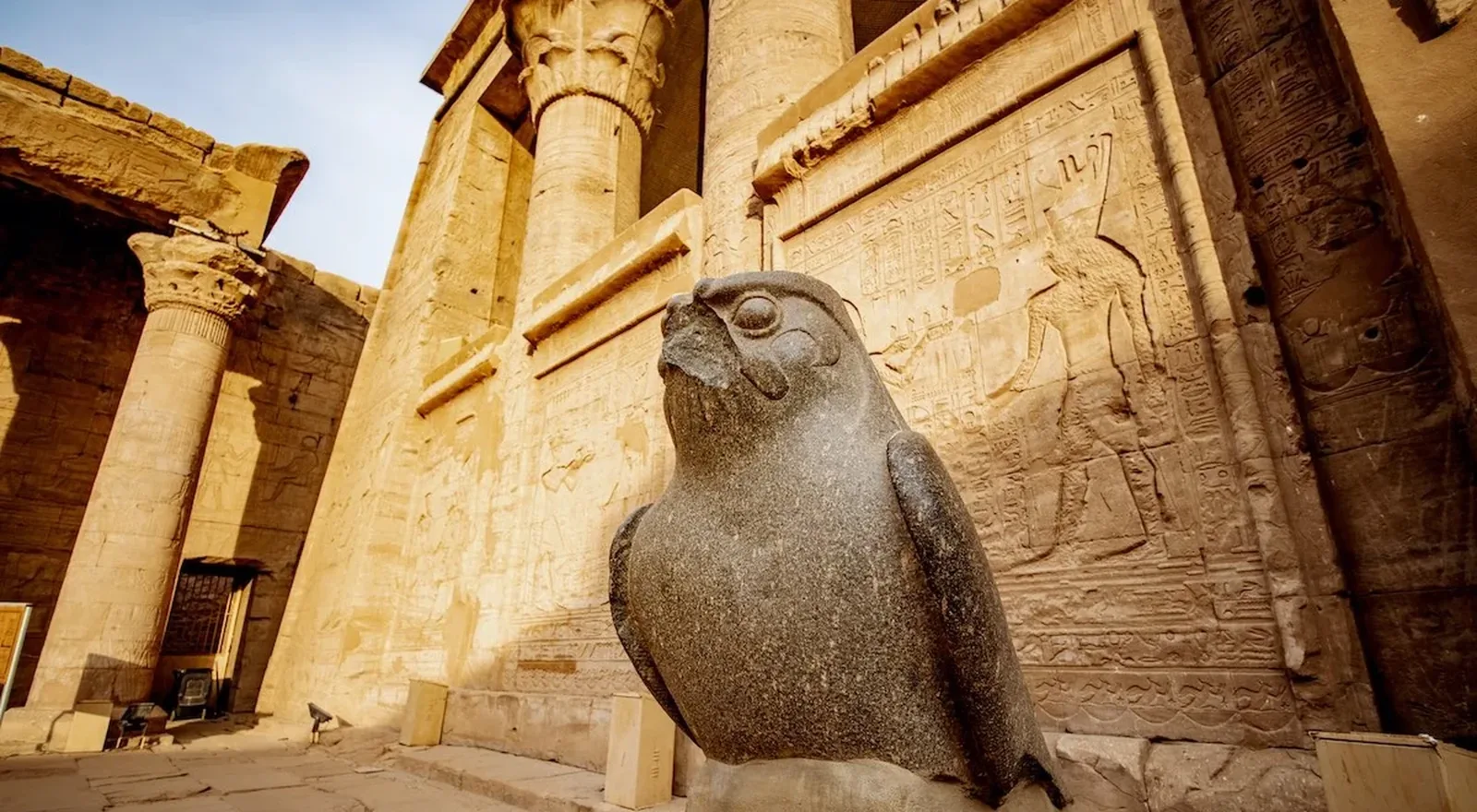 La estatua de granito del halcón Horus ante el templo de Edfu
