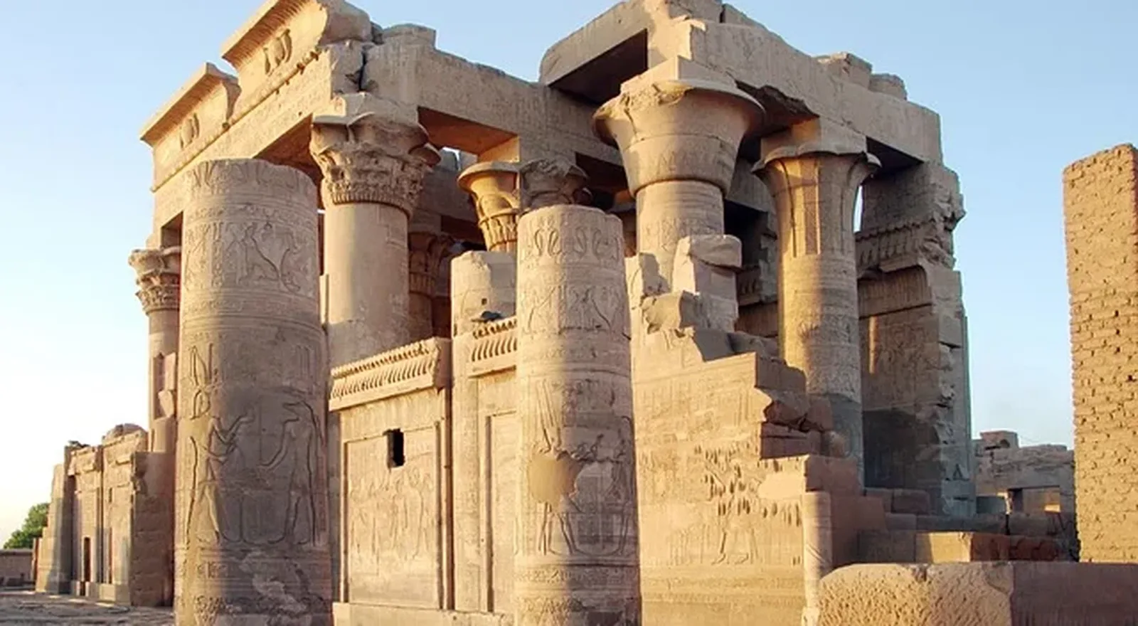 El templo doble de Kom Ombo, con sus columnas, junto al Nilo