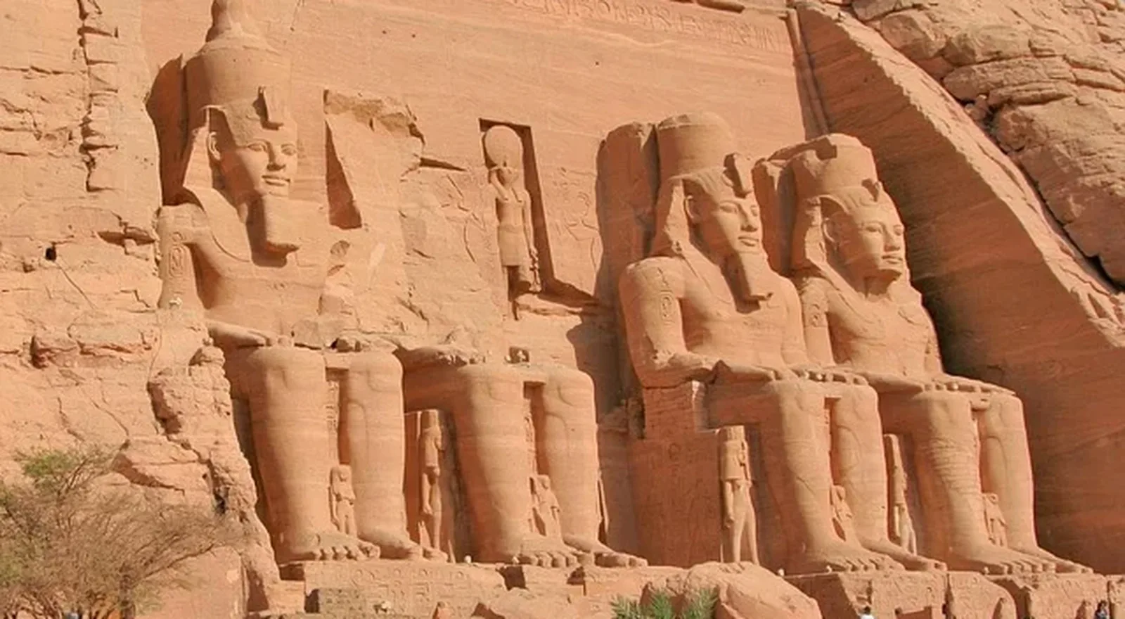 Las estatuas colosales de Ramsés II en la fachada del gran templo de Abu Simbel
