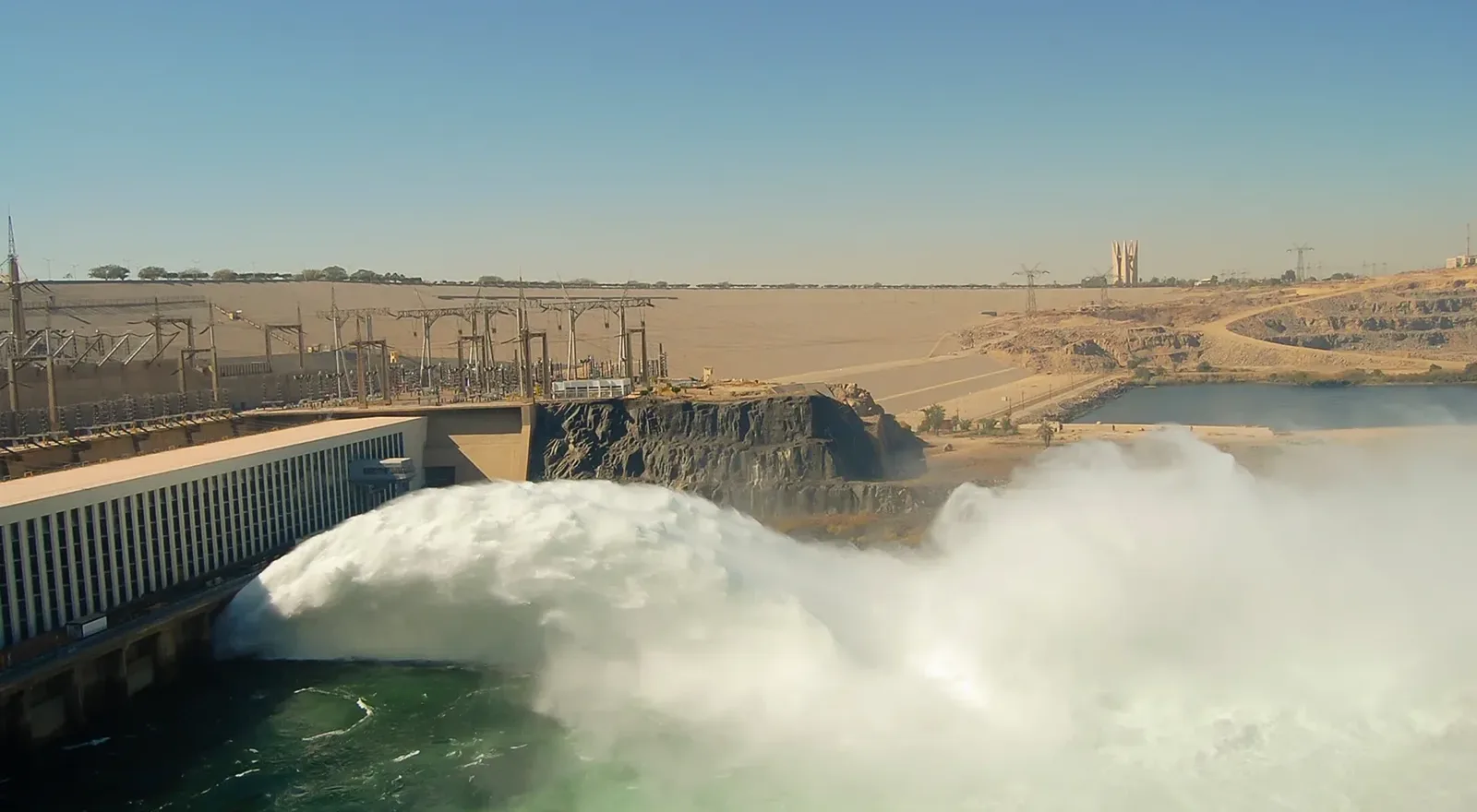 El agua sale por las compuertas de la Presa Alta de Asuán