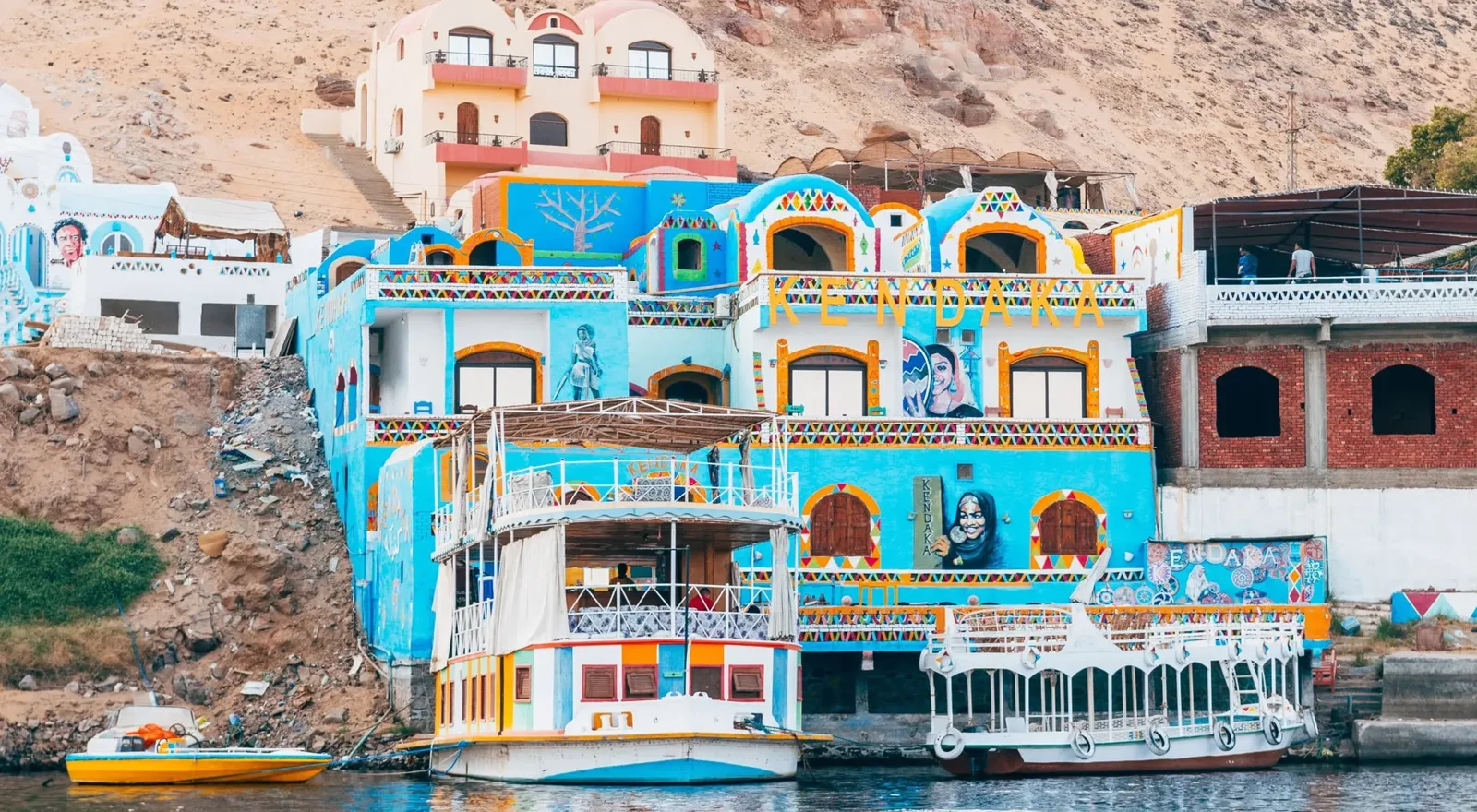 Casas nubias pintadas de colores a orillas del Nilo, en Asuán