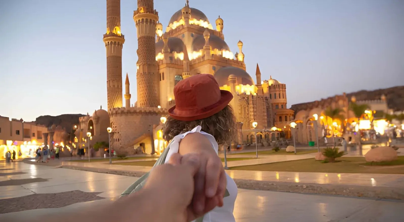 Una mezquita iluminada al atardecer en Sharm el Sheij