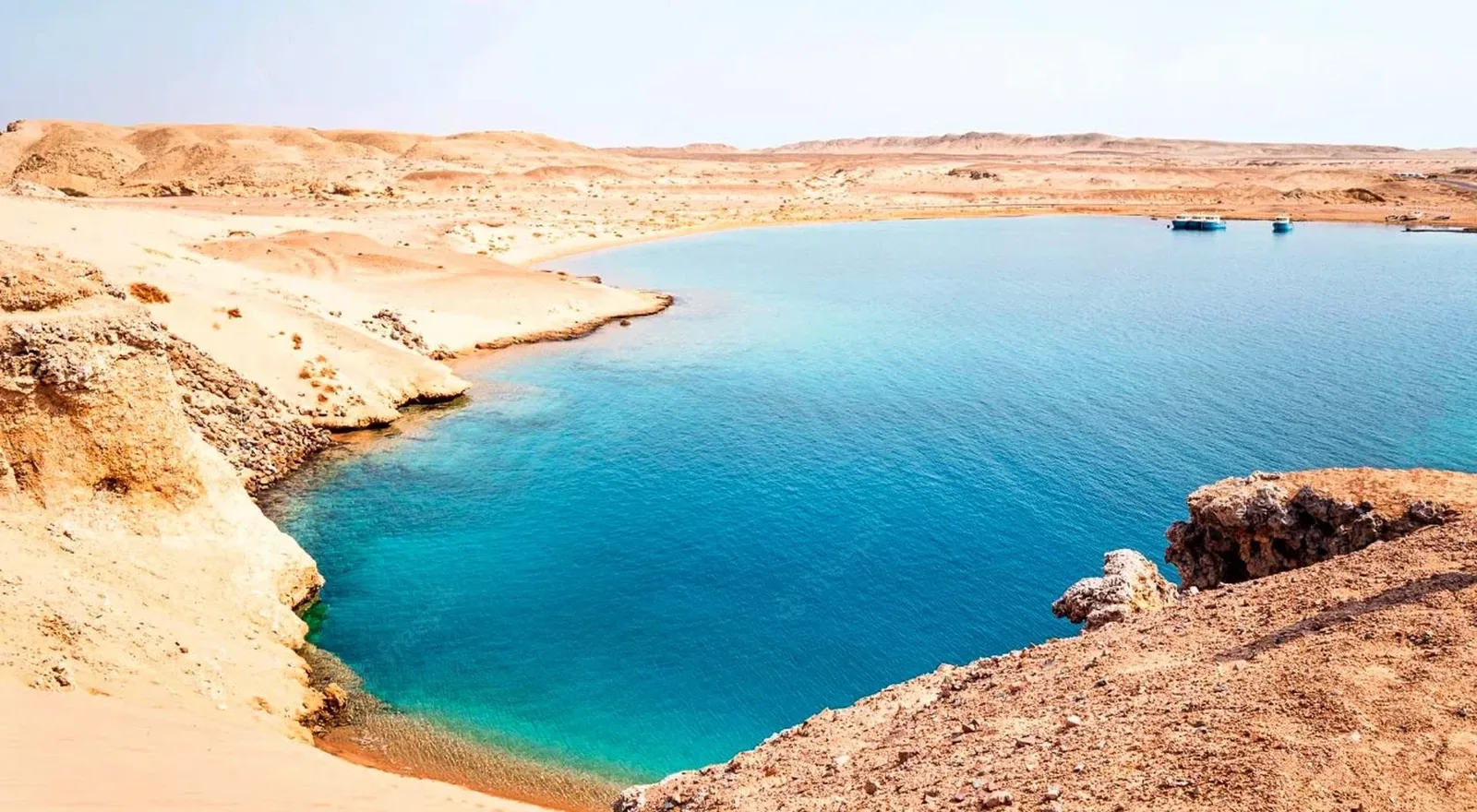 Una bahía de agua turquesa entre acantilados en el Parque Nacional de Ras Mohammed