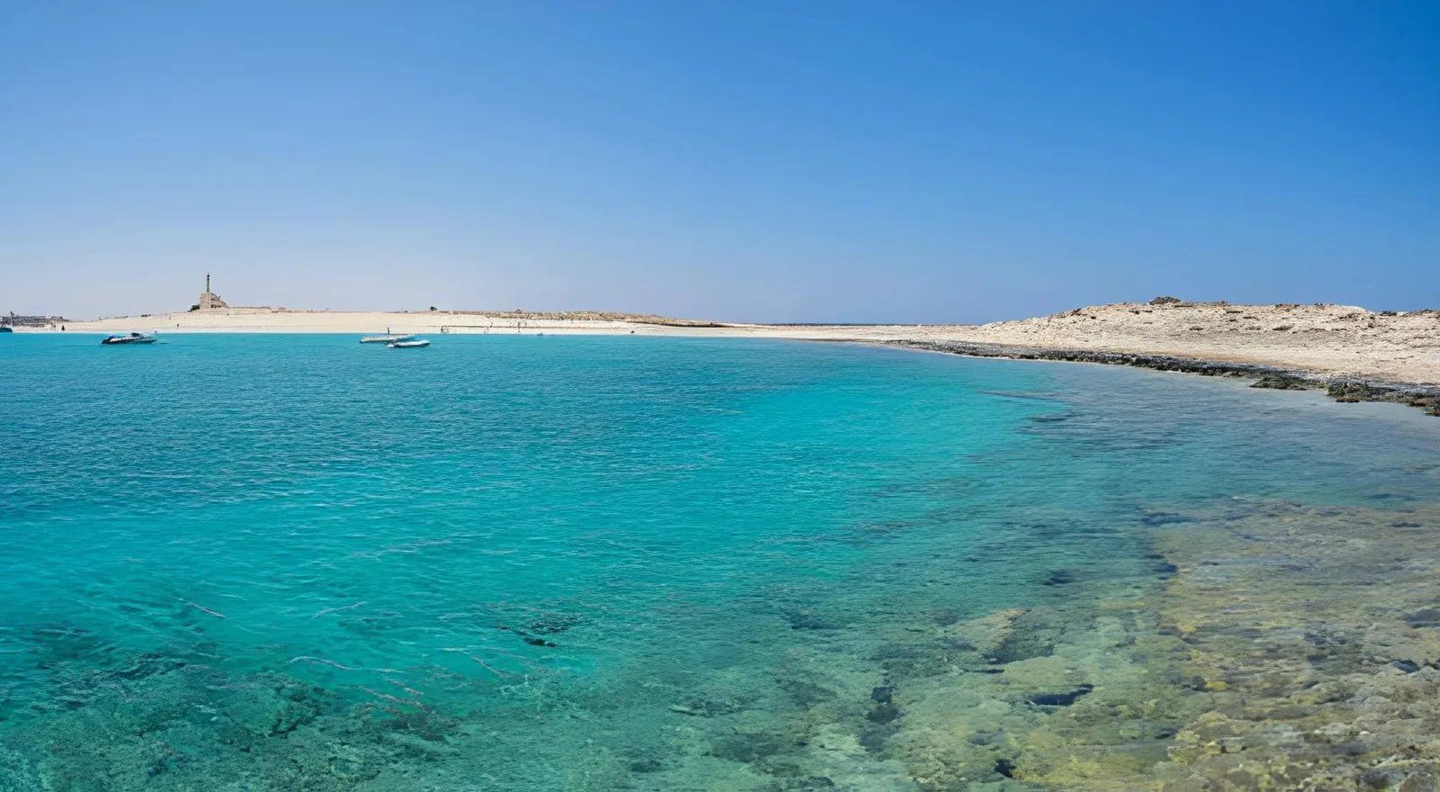 Aguas turquesas y arena blanca en una playa del mar Rojo