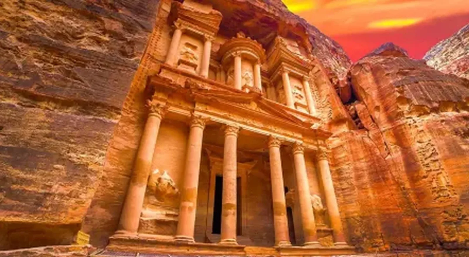 El Tesoro (Al-Khazneh) de Petra, tallado en la roca rosada