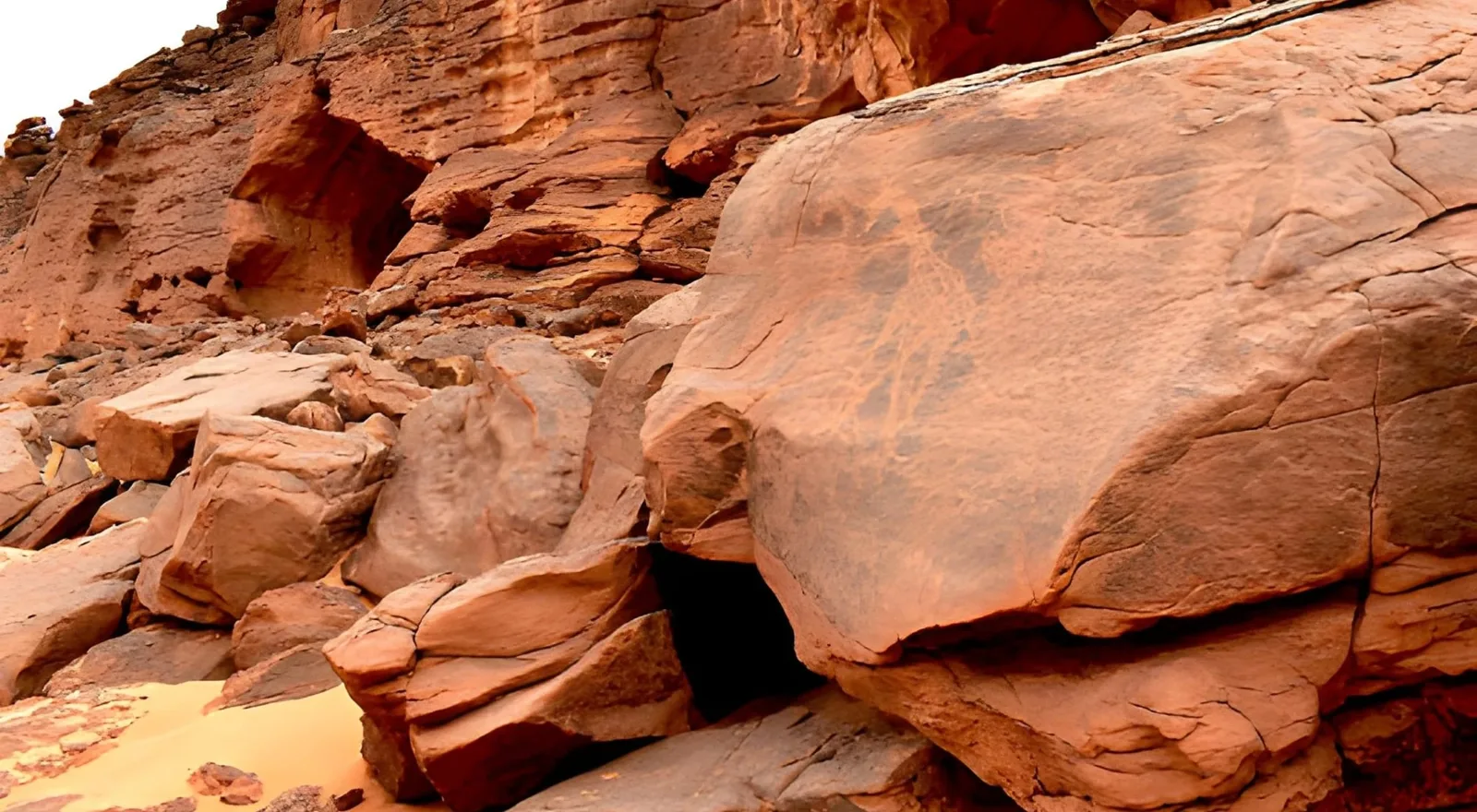 Rocas de arenisca rojiza modeladas por la erosión