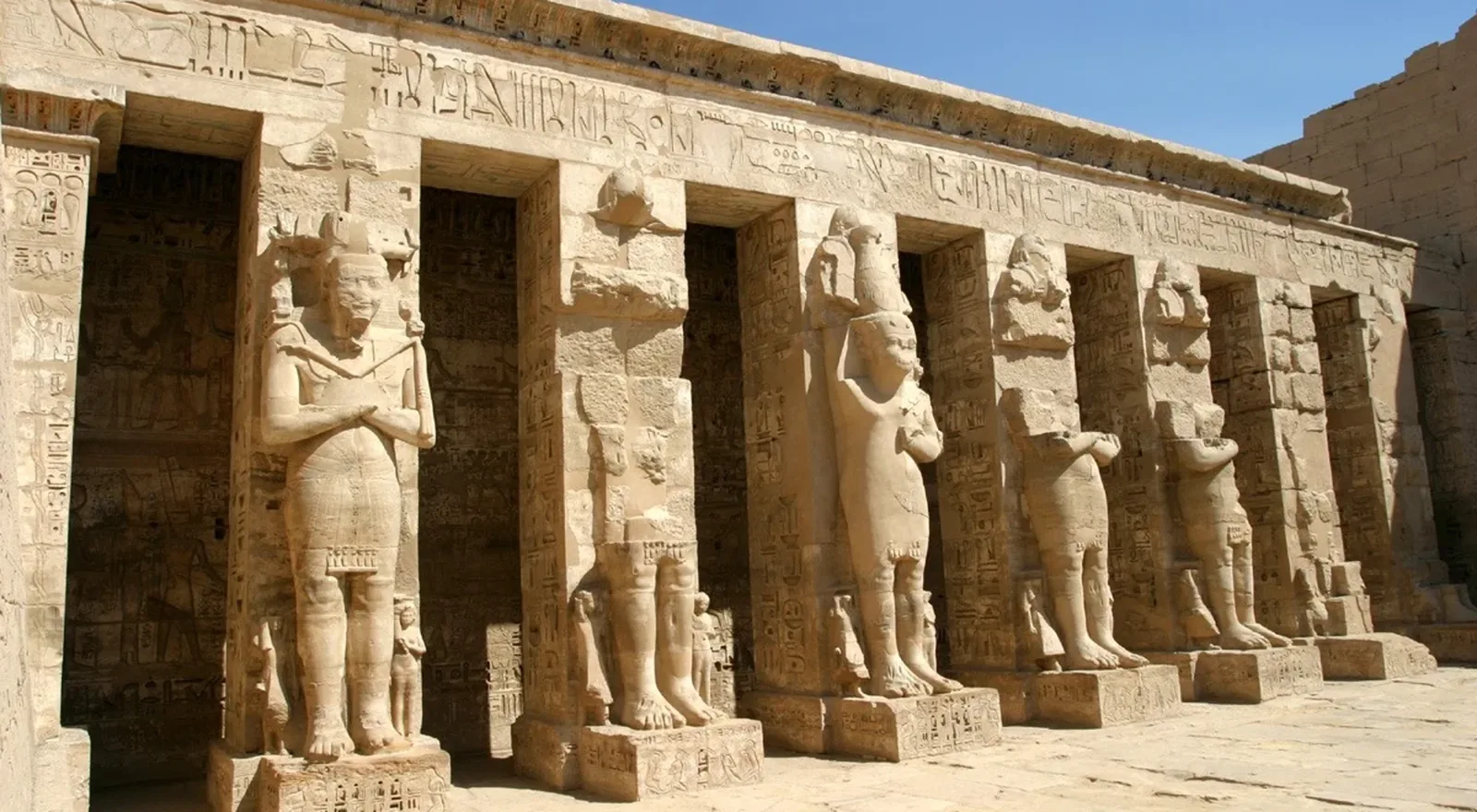 Pilares con estatuas de Ramsés III en el templo de Medinet Habu