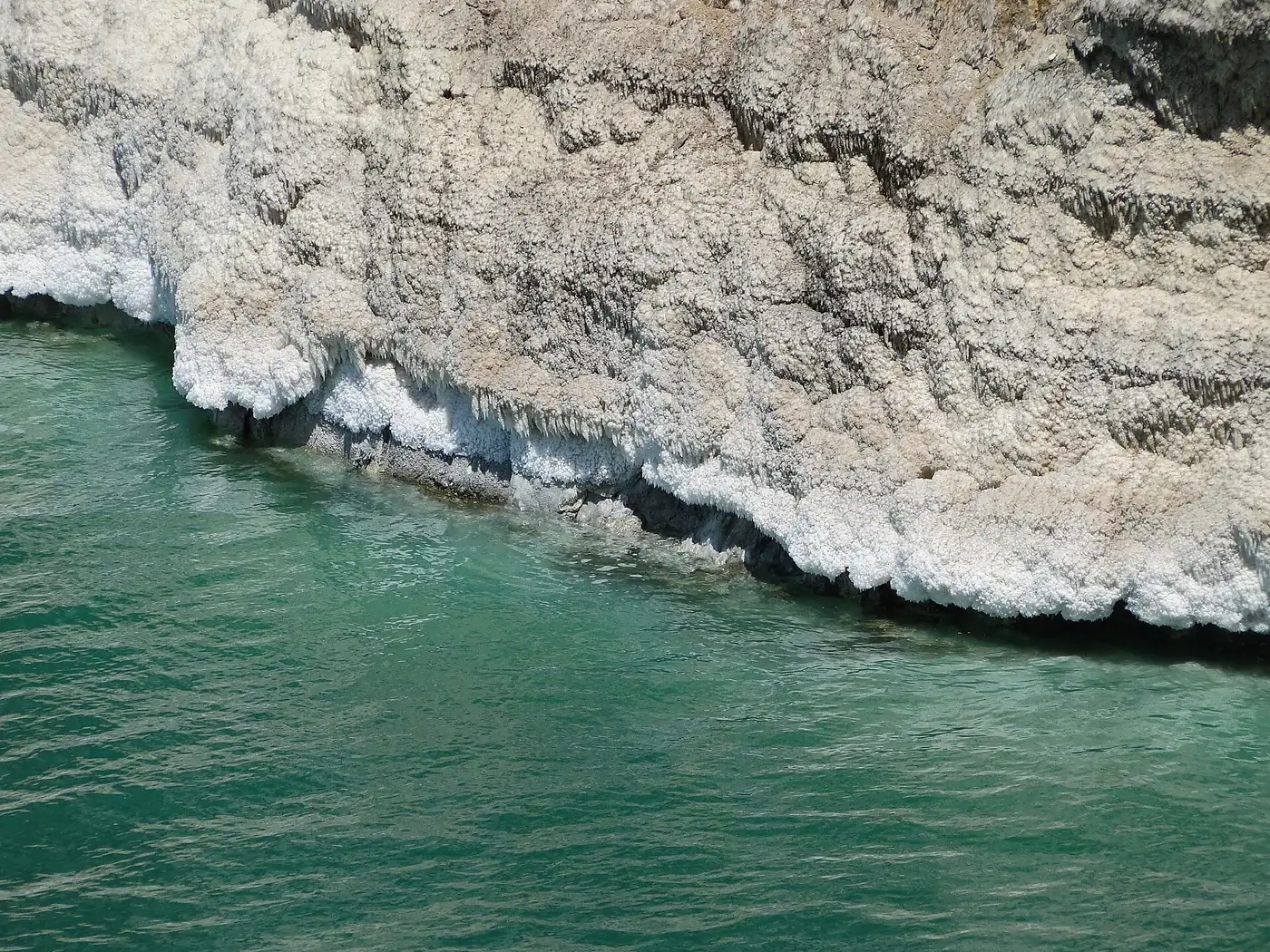 Costra de sal en la orilla jordana del Mar Muerto