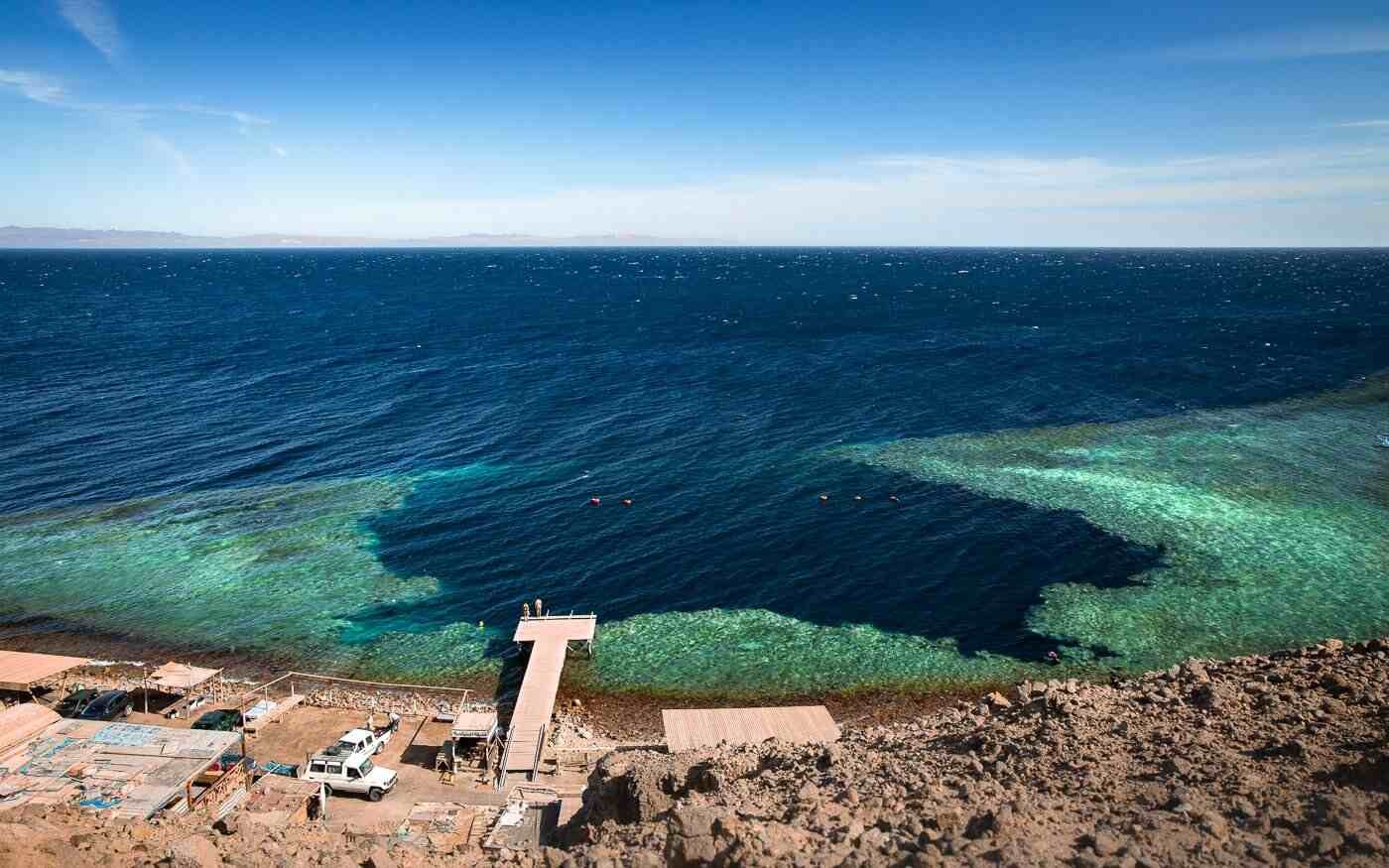 Aguas del Blue Hole en Dahab, en el mar Rojo