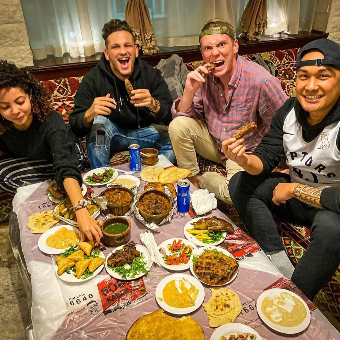 Puesto de comida callejera en una calle de El Cairo