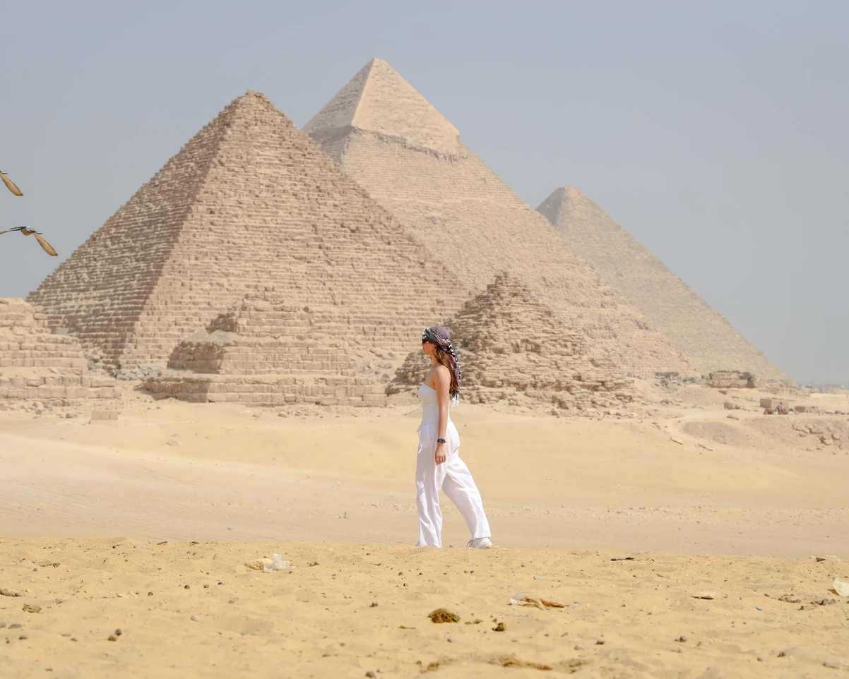 Blonde lady at the pyramids of Giza